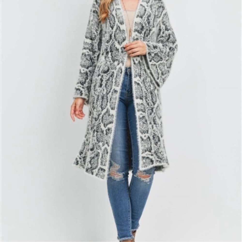 Anthropologie Akemi + Kin Sigrid Fuzzy Snake Skin Kimono Gray White Cardigan - Picture 11 of 11
